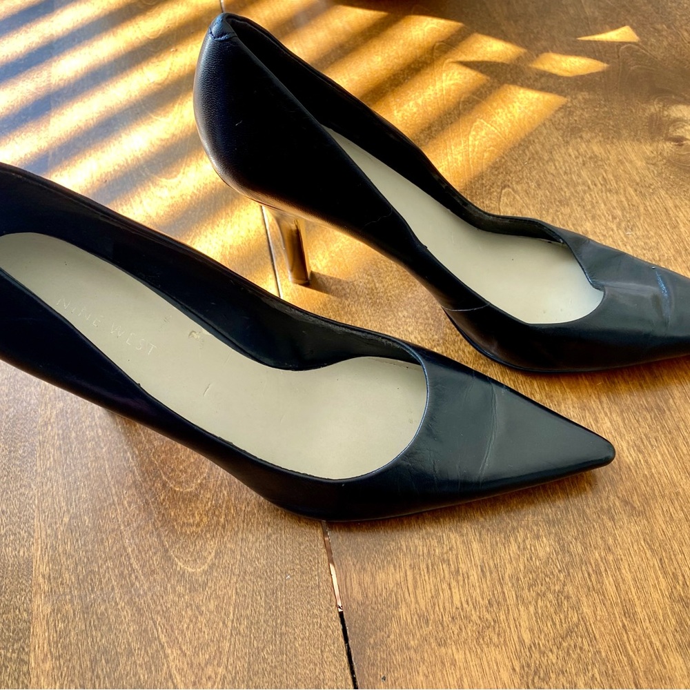 Nine West - Classic Black Heels. Size 8.5 Medium - Picture 6 of 6